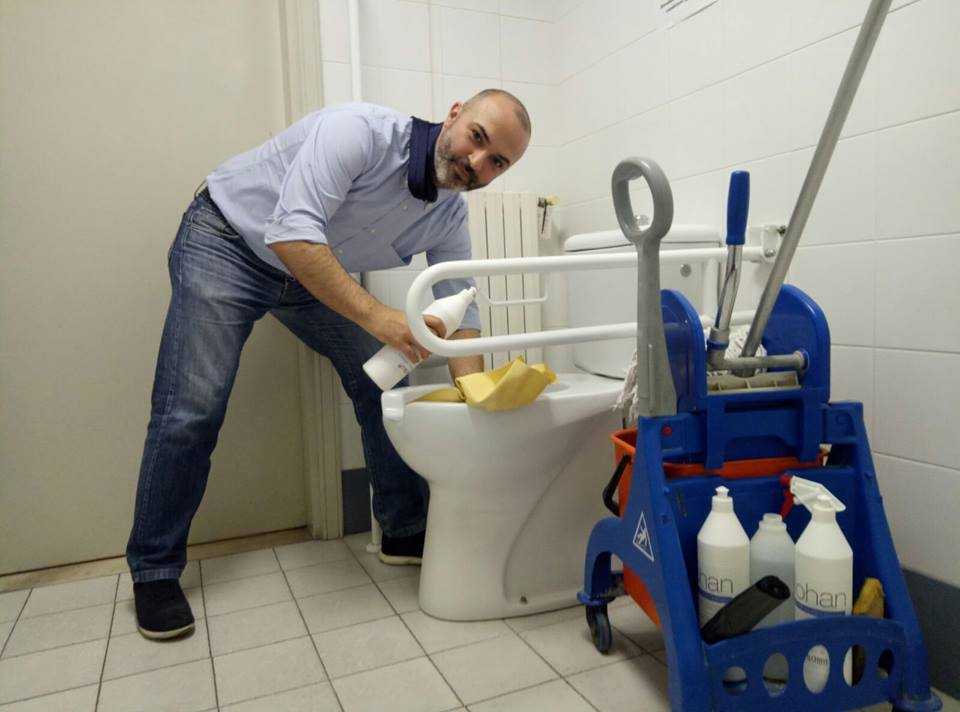 I 5 stelle rispondono a Silvio Berlusconi: «Rispetto per chi pulisce i cessi» article-post