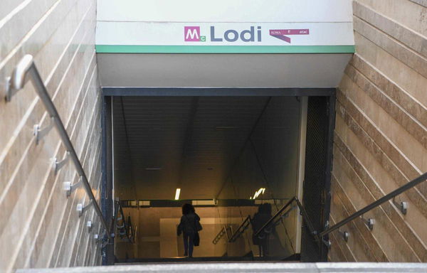 Roma. Pacco sospetto alla fermata della metro Lodi, ma c’erano un uovo di Pasqua e una colomba