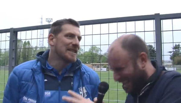 Come Buffon (ma scherza): «L’arbitro ha una cassa di birra al posto del cuore» | VIDEO