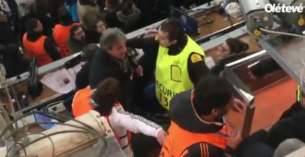 Il giornalista Mino Taveri mostra delle banconote e viene espulso dal Bernabéu | VIDEO