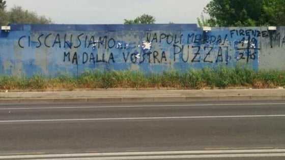 L’orribile murales dei tifosi della Fiorentina contro il Napoli e i napoletani
