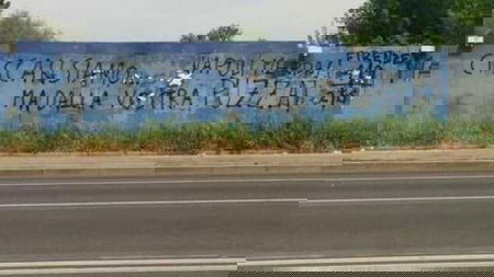 L’orribile murales dei tifosi della Fiorentina contro il Napoli e i napoletani article-post