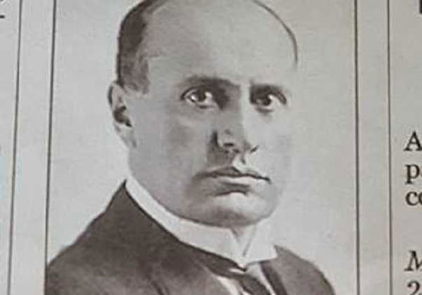 Il necrologio di Mussolini sul Giornale di Vicenza: «Un Rosario per ricordare il Duce»
