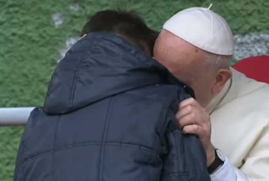Corviale, Papa Francesco al piccolo Emanuele: «Dio è fiero di tuo papà» | VIDEO