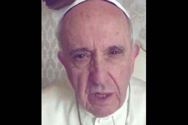 Il videomessaggio di auguri del Papa diventa virale su Whatsapp, ma è un vecchio filmato