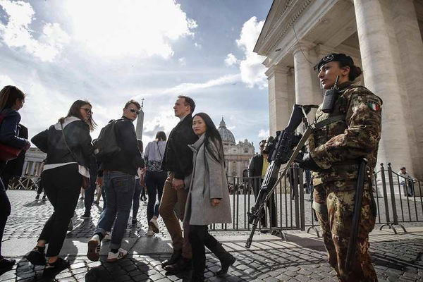 Una Pasqua blindata: a Piazza San Pietro lunghe file e controlli con metal detector