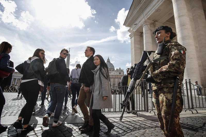 Una Pasqua blindata: a Piazza San Pietro lunghe file e controlli con metal detector article-post