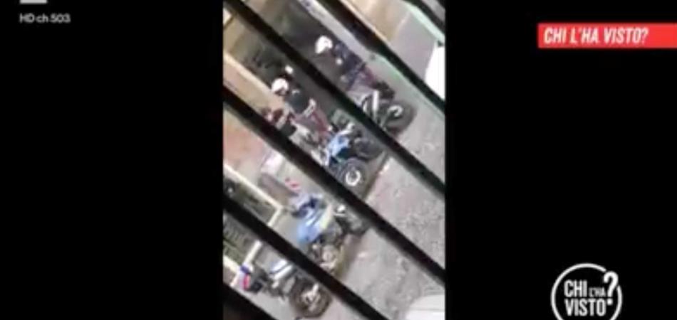 poliziotto violento napoli
