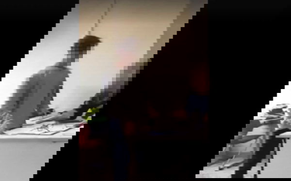 «Prof, non mi faccia incazzare: chi è che comanda? Si inginocchi», il video della vergogna a Lucca | VIDEO