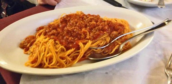 Figlia vegana minaccia la madre che fa il ragù: il caso finisce dal giudice di pace