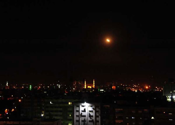 Usa, Gb e Francia bombardano la Siria. Trump: «Missione compiuta». Putin: «È un’aggressione»