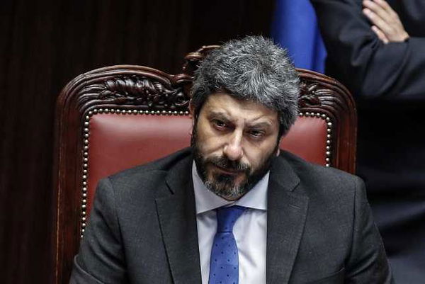 Le contraddizioni di Roberto Fico sulla colf Imma, Le Iene: «Lavora in nero?»