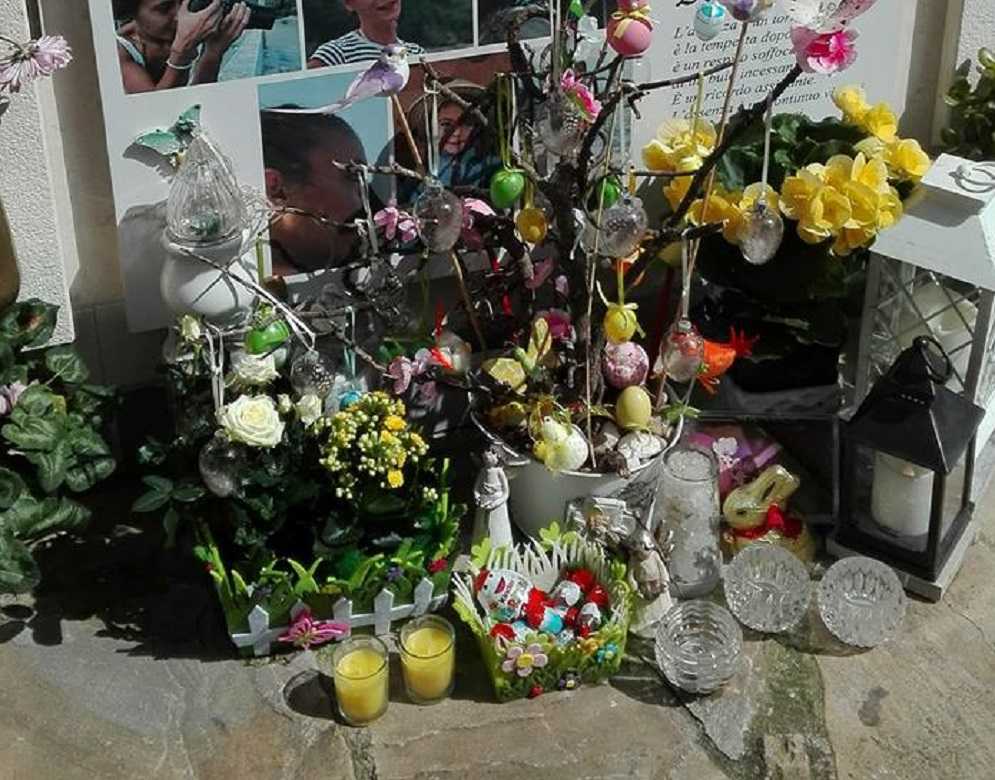 Salerno, porta le uova di Pasqua sulla tomba della figlia. Rubate nel giro di poco tempo article-post