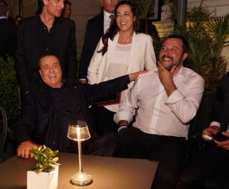 Salvini abbraccia Berlusconi a Trieste: «Il voto in Friuli sarà una sberla al M5S»
