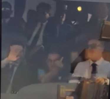 Il dito medio di Maurizio Sarri ai tifosi della Juventus