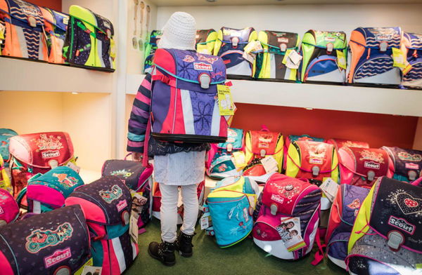 Guarda porno sul computer, picchia l’alunna disabile e maltratta i compagni. Arrestato un insegnante di sostegno