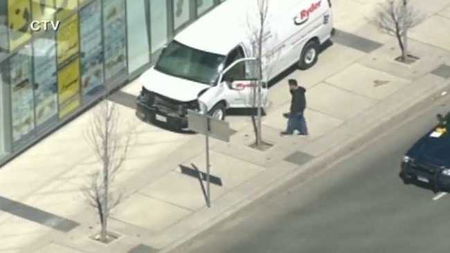 La strage di Toronto: furgone sulla folla a 70 km all’ora, 10 morti e 15 feriti article-post