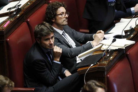 Danilo Toninelli critica Di Battista per il paragone tra Salvini e Dudù article-post