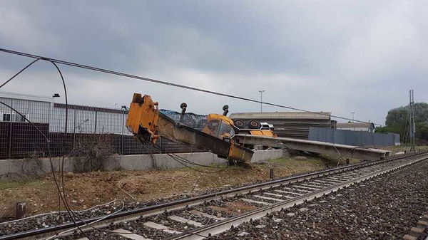 Treno deragliato nel Cuneese: incidente causato dalla presenza di una gru privata sui binari