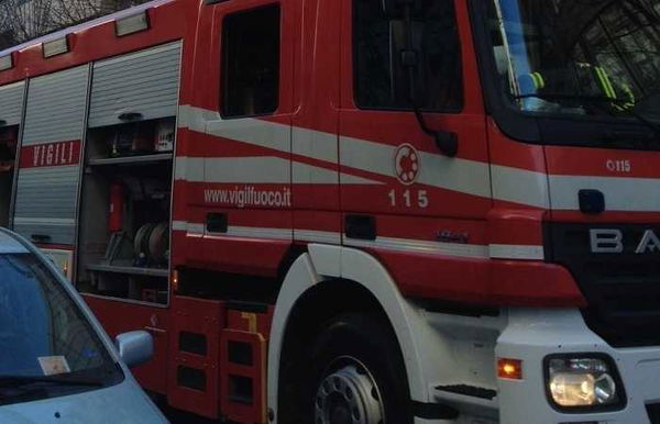 Incendio in un palazzo a Prato, è morta una donna anziana
