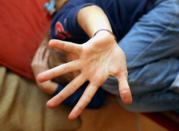 Ragazza violentata sugli scogli a Napoli, scarcerati i responsabili: faranno i pizzaioli