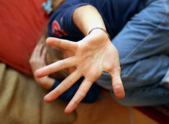 Ragazza violentata sugli scogli a Napoli, scarcerati i responsabili: faranno i pizzaioli article-post