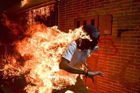 Il Venezuela in fiamme di Schemidt ha vinto il World Press Photo 2018 article-post