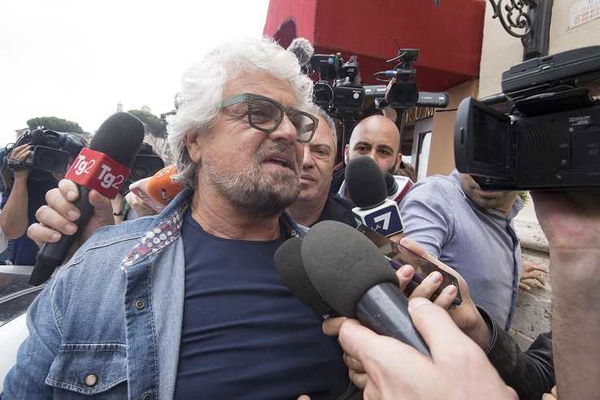 Beppe Grillo difende Giuseppe Conte dal gossip maligno sul suo CV
