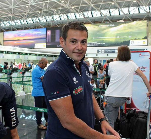La motivazione dell’allenatore della nazionale di pallavolo Blengini: «Siete liberi di uscire. È pieno di figa qui»