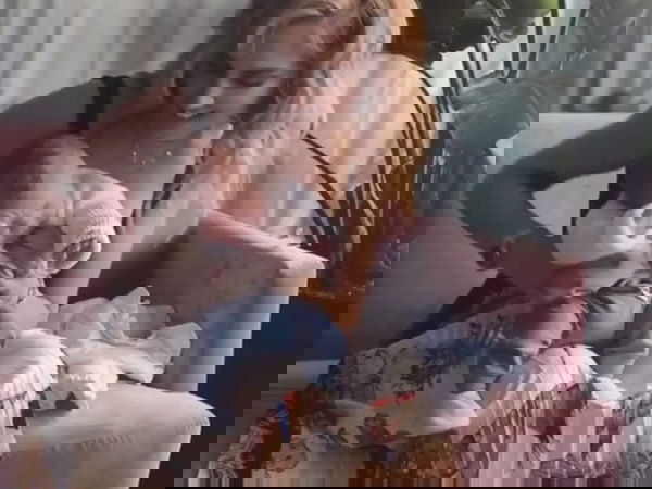 Chiara Ferragni «asfalta» una mamma pancina che la rimprovera per come tiene in braccio il piccolo Leone