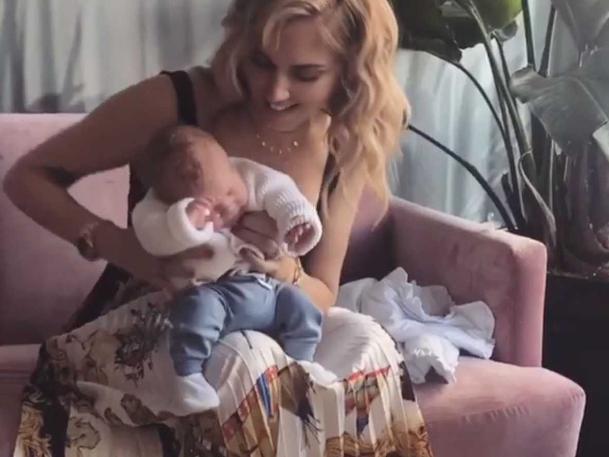 Chiara Ferragni «asfalta» una mamma pancina che la rimprovera per come tiene in braccio il piccolo Leone article-post
