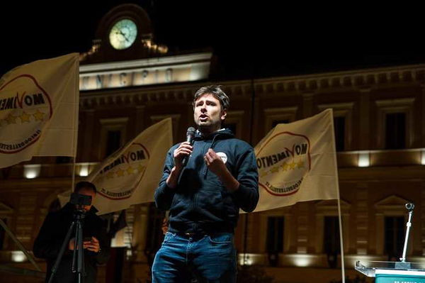 Alessandro Di Battista definisce un traditore della Patria chi vota la fiducia al governo neutrale