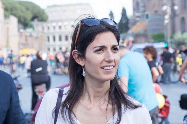 Maurizio Gasparri accusa Virginia Raggi di aver portato sfortuna alla Roma contro il Liverpool: «Menagrama»