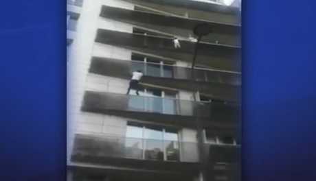 L’incredibile storia di Mamoudou, che ha scalato 4 piani per salvare un bambino | VIDEO