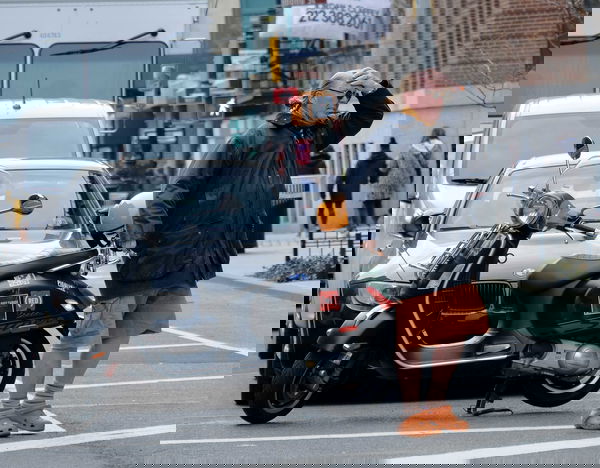 Joe Bastianich ha tagliato tutti i legami con il socio Mario Batali, accusato di molestie sessuali