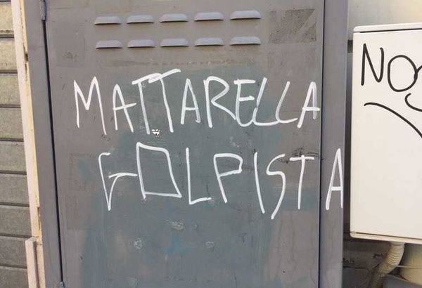 A Roma spunta la scritta «Mattarella Golpista»