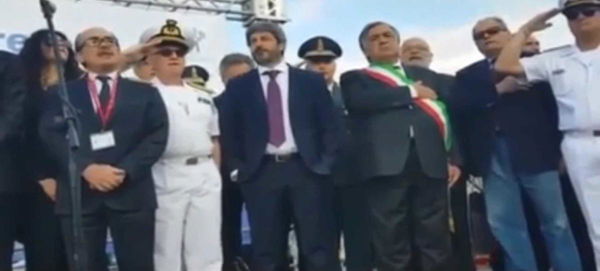 A Palermo suona l’inno di Mameli per commemorare la strage di Capaci, Roberto Fico tiene le mani in tasca | VIDEO