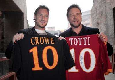 Russell Crowe tifa Roma e risponde a Jurgen Klopp che lo vorrebbe al Liverpool