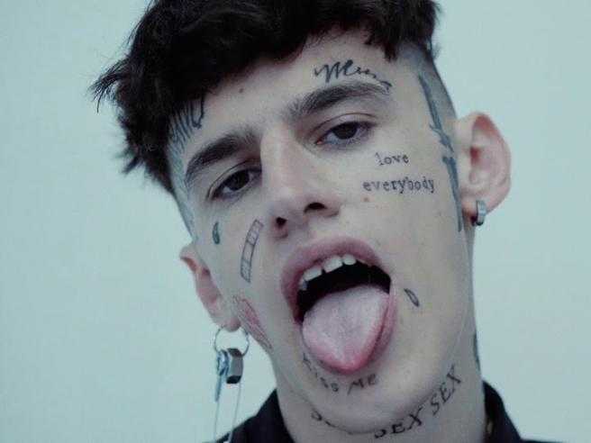 La pedagogia secondo Young Signorino, che insegna a un fan «come si sta al mondo» schiaffeggiandolo | VIDEO