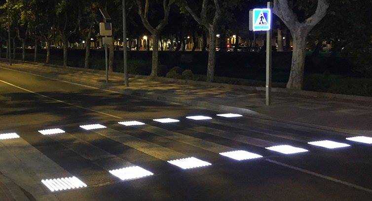 La gaffe del M5S romano: «Nella capitale sono arrivate le strisce pedonali luminose», ma la fotografia viene dalla Spagna article-post