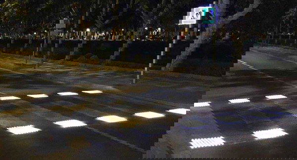 La gaffe del M5S romano: «Nella capitale sono arrivate le strisce pedonali luminose», ma la fotografia viene dalla Spagna