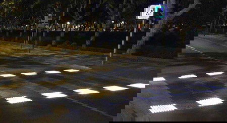 La gaffe del M5S romano: «Nella capitale sono arrivate le strisce pedonali luminose», ma la fotografia viene dalla Spagna article-post