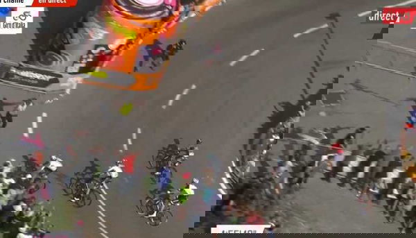 Il ciclista che sbaglia strada al Giro d’Italia | VIDEO