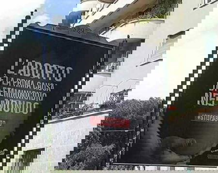 «Aborto prima causa di femminicidio», il manifesto shock a Roma article-post