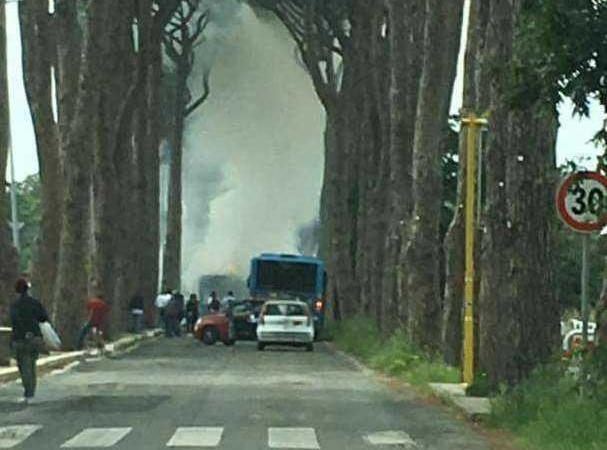 autobus in fiamme