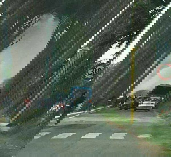 Roma, nuovo autobus in fiamme: questa volta in viale di Castel Porziano