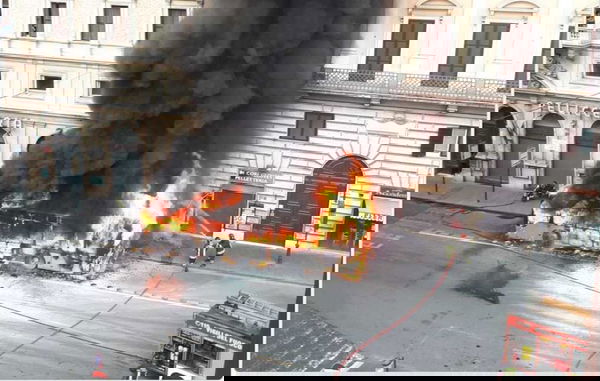 Roma, autobus esploso in via del Tritone: una donna ferita | VIDEO