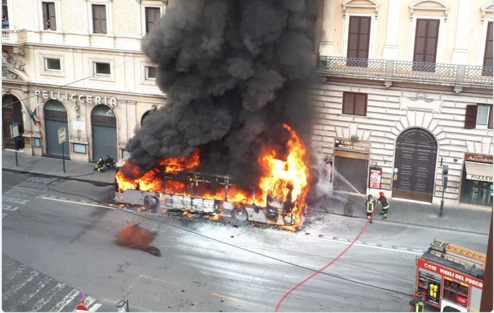 Roma, autobus esploso in via del Tritone: una donna ferita | VIDEO article-post