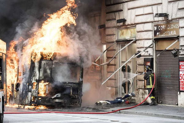 La regia oscura dietro gli autobus che prendono fuoco a Roma