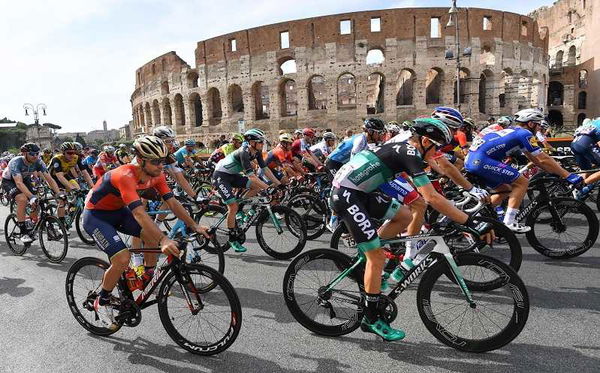 Le buche di Roma fermano il Giro d’Italia, ora indaga la Corte dei Conti